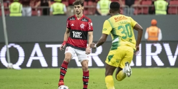 Rodrigo Caio é diagnosticado, novamente, com problema muscular, e desfalca o Flamengo contra o Corinthians