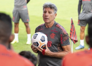 Atacante do Flamengo é diagnosticado com Covid-19 e imediatamente afastado; Renato Gaúcho dispara alerta vermelho