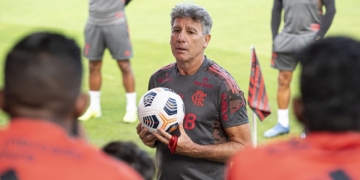 Atacante do Flamengo é diagnosticado com Covid-19 e imediatamente afastado; Renato Gaúcho dispara alerta vermelho
