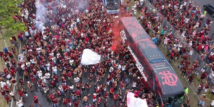 Meia campeão do Campeonato Brasileiro pelo Flamengo anuncia aposentadoria e pega torcedores de surpresa