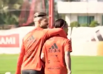 Diego recebe carinho da torcida do Flamengo após ajudar Michael em meio à depressão