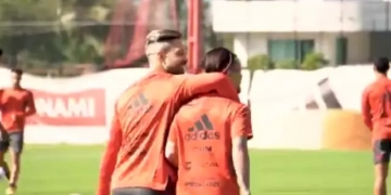 Diego recebe carinho da torcida do Flamengo após ajudar Michael em meio à depressão