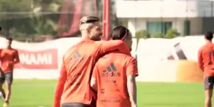 Diego recebe carinho da torcida do Flamengo após ajudar Michael em meio à depressão