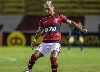 Diretoria do Flamengo se posiciona após rumores de proposta milionária do Milan pela contratação de Arrascaeta