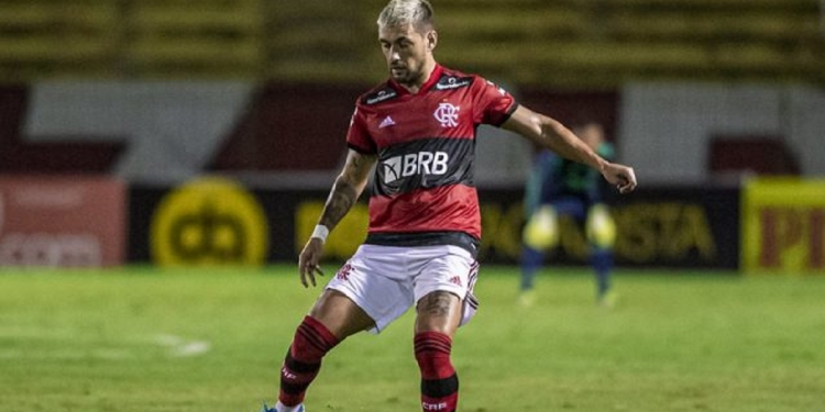 Diretoria do Flamengo se posiciona após rumores de proposta milionária do Milan pela contratação de Arrascaeta
