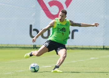 Panathinaikos (Grécia) consulta o Flamengo pela compra de volante de Renato Gaúcho