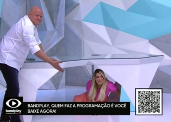Renata Fan se esconde embaixo da mesa com medo da partida entre Flamengo e Internacional