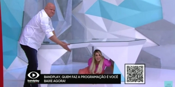 Renata Fan se esconde embaixo da mesa com medo da partida entre Flamengo e Internacional