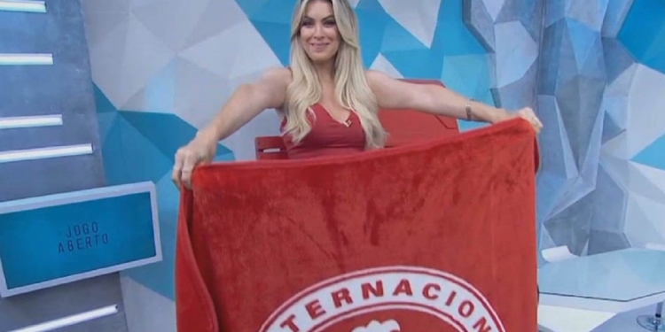 Renata Fan ‘perde a cabeça’ e ‘alivia a tensão’ após goleada do Internacional contra o Flamengo