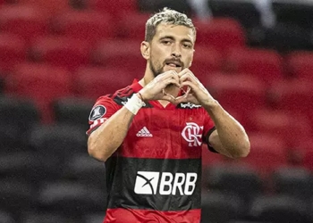 Dirigente do Flamengo revela resultado da reunião com Arrascaeta pela renovação