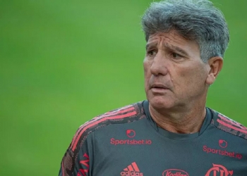 Volante de Renato Portaluppi no Flamengo recebe diagnóstico positivo para Covid-19 e vira desfalque no Brasileirão