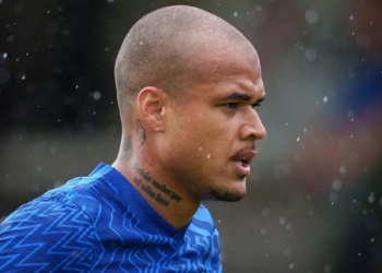 Kenedy inicia despedida do Chelsea para embarcar rumo ao Rio de Janeiro e assinar contrato com o Flamengo