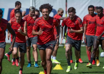 Flamengo tem mais um jogador com Covid-19. número de atletas infectados chega a quatro e dispara alerta vermelho no Ninho do Urubu