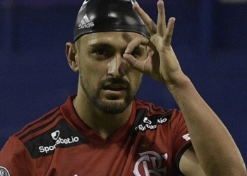 Flamengo oferece 25% de aumento salarial para Arrascaeta, mas empresário continua travando a renovação