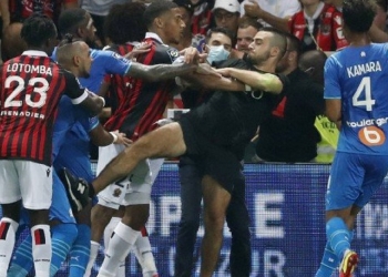 Gerson se envolve em briga durante invasão de campo e confusão generalizada no Campeonato Francês