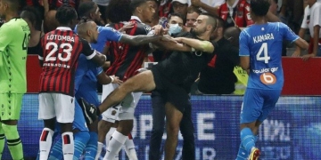Gerson se envolve em briga durante invasão de campo e confusão generalizada no Campeonato Francês