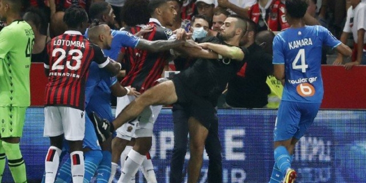 Gerson se envolve em briga durante invasão de campo e confusão generalizada no Campeonato Francês