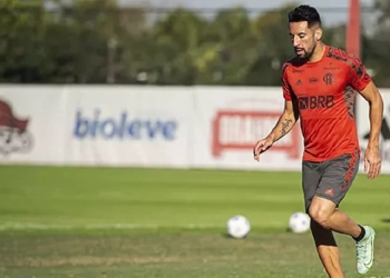 Maurício Isla retorna ao Flamengo e vira reforço para o confronto contra o Grêmio pelas quartas de final da Copa do Brasil