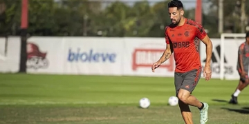 Maurício Isla retorna ao Flamengo e vira reforço para o confronto contra o Grêmio pelas quartas de final da Copa do Brasil