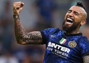 Arturo Vidal responde torcedor dando a entender que existe chance de jogar pelo Flamengo na próxima temporada