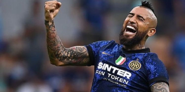 Arturo Vidal responde torcedor dando a entender que existe chance de jogar pelo Flamengo na próxima temporada