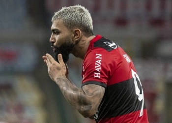Narrador gremista ‘solta a franga’ e xinga Gabi ao vivo após goleada: ‘Um bunda mole’