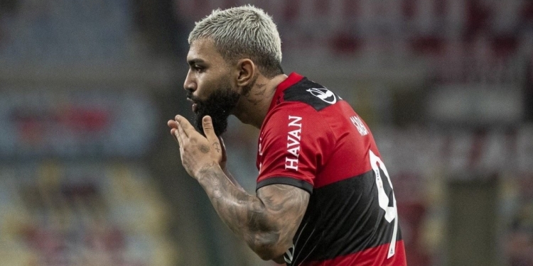 Narrador gremista ‘solta a franga’ e xinga Gabi ao vivo após goleada: ‘Um bunda mole’