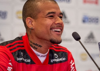 Nervoso, Kenedy comete gafe em apresentação: ‘Flamengo é o maior time da Europa’