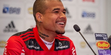 Nervoso, Kenedy comete gafe em apresentação: ‘Flamengo é o maior time da Europa’