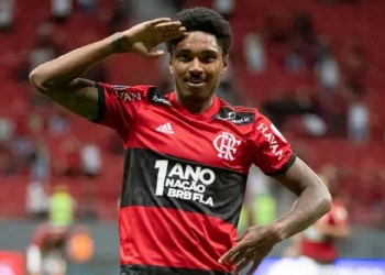 Depois de investidas por Michael, clubes do Oriente Médio sondam situação de Vitinho junto ao Flamengo