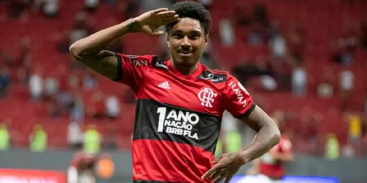 Depois de investidas por Michael, clubes do Oriente Médio sondam situação de Vitinho junto ao Flamengo