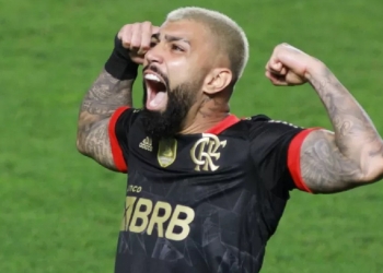 Melhores momentos: com hat-trick de Gabi e gol na estreia de Andreas Pereira, Flamengo goleia o Santos dentro da Vila Belmiro