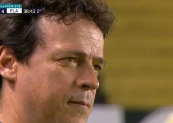 Reação de Fernando Diniz ao ver passeio do Flamengo sobre o Santos vira meme nas redes sociais