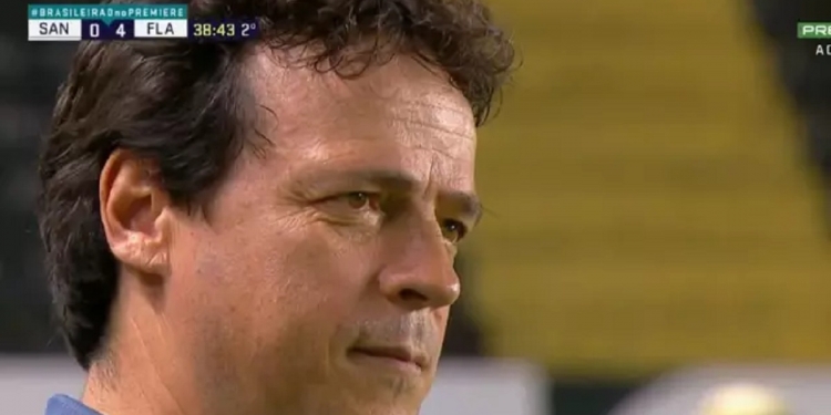 Reação de Fernando Diniz ao ver passeio do Flamengo sobre o Santos vira meme nas redes sociais