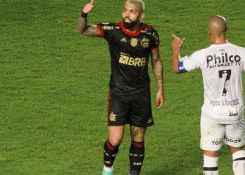 Torcedores do Santos batem boca com Gabi durante goleada: ‘Respeita sua casa’