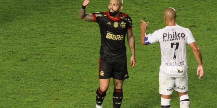 Torcedores do Santos batem boca com Gabi durante goleada: ‘Respeita sua casa’