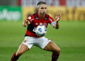 ‘#ForaDiegoRibas’: torcedores acusam meia de ‘usar o Flamengo para benefício próprio e prejudicar o clube
