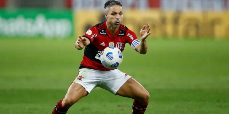 ‘#ForaDiegoRibas’: torcedores acusam meia de ‘usar o Flamengo para benefício próprio e prejudicar o clube