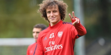 Inscrições para as competições europeias se aproximam do fim, e, sem acordo, David Luiz fica mais próximo do Flamengo