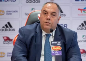 Marcos Braz dá ‘patada’ em torcedor ao ser questionado sobre a contratação de David Luiz pelo Flamengo durante a madrugada