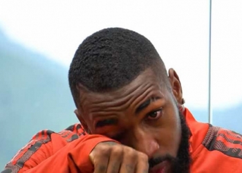 Gerson volta a vestir a camisa número 8 do Flamengo e se emociona junto aos torcedores