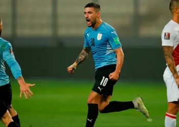 Técnico do Uruguai fica impressionado com evolução de Arrascaeta e enche o craque do Flamengo de elogios