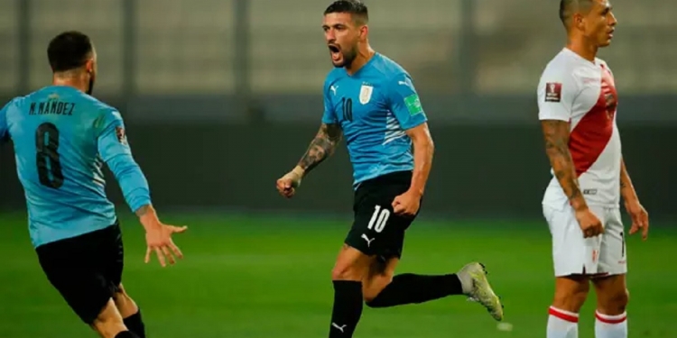 Técnico do Uruguai fica impressionado com evolução de Arrascaeta e enche o craque do Flamengo de elogios