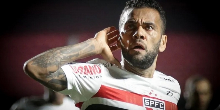 Marcos Braz faz post enigmático e levanta rumores de negociações com Daniel Alves, livre após rescindir com o São Paulo