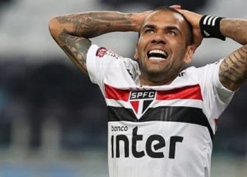 Flamengo contata empresários de Daniel Alves para fechar a contratação, diz imprensa europeia