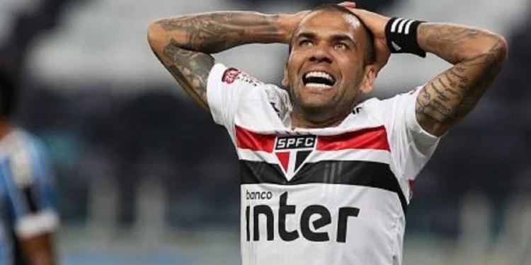 Flamengo contata empresários de Daniel Alves para fechar a contratação, diz imprensa europeia