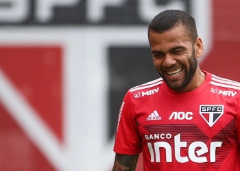 Flamengo discute contratação de Daniel Alves, favorecida com faturamento de R$ 1 bilhão na temporada de 2021