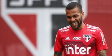 Flamengo discute contratação de Daniel Alves, favorecida com faturamento de R$ 1 bilhão na temporada de 2021