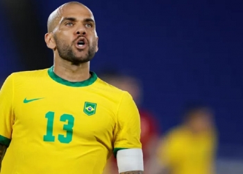 Flamengo monta estratégia para contratar Daniel Alves; situação é parecida com a de David Luiz