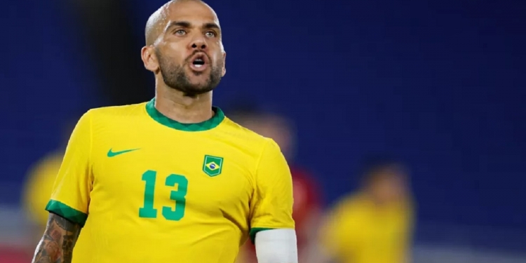 Flamengo monta estratégia para contratar Daniel Alves; situação é parecida com a de David Luiz